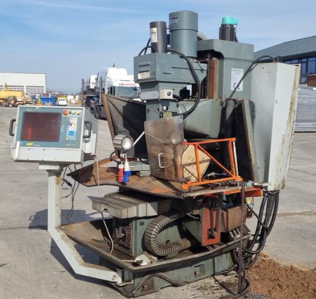 UNIVERSAL MILLING MACHINE